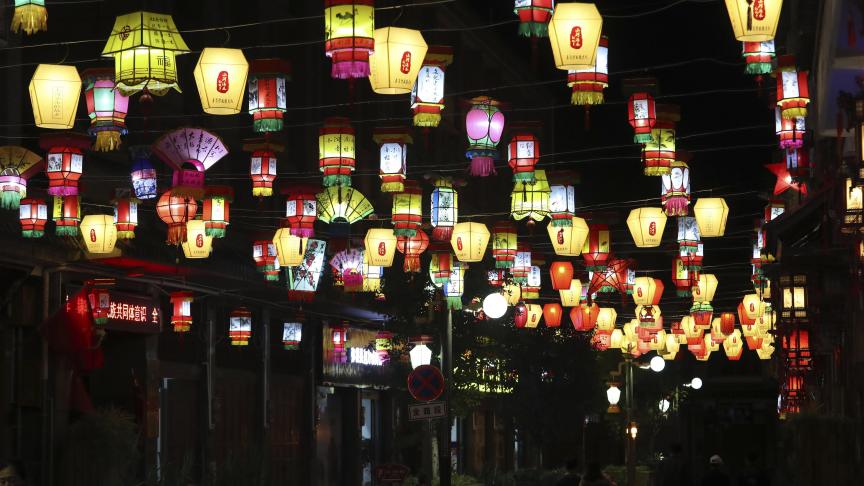 Les vues nocturnes de l'aire de restauration de Midu, à Dali, en Chine.