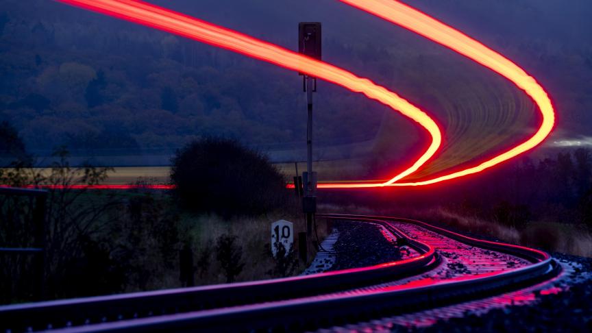Une photo d'exposition de longue durée montre un train régional s'approchant de la gare de Wehrheim près de Francfort, en Allemagne.