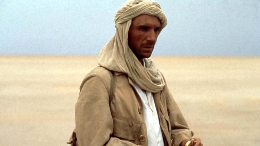 Ralph Fiennes incarne l’explorateur hongrois amnésique au centre du film.