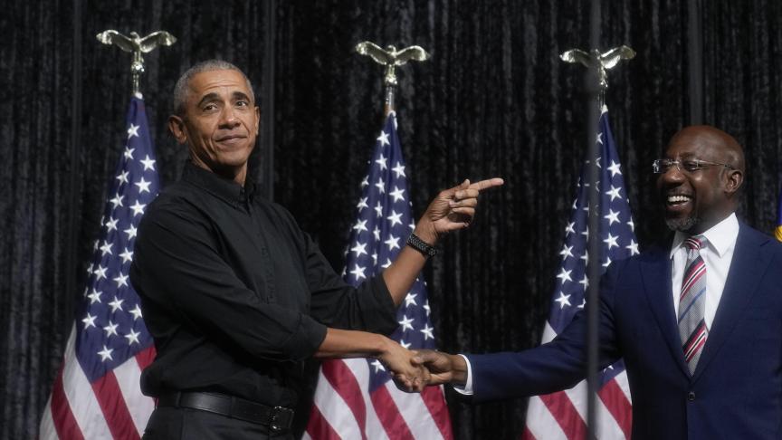L'ancien président Barack Obama, à gauche, salue le sénateur Raphael Warnock, D-Ga, à droite, avant que M. Obama ne prenne la parole lors d'un rassemblement, le jeudi 1er décembre 2022, à Atlanta.