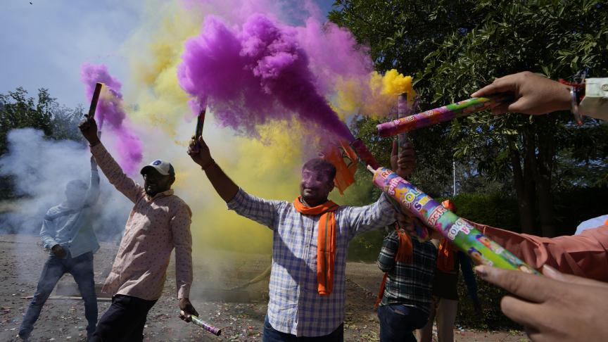 Des partisans du Bharatiya Janata party (BJP) célèbrent la victoire du parti aux élections de l'État du Gujarat à Gandhinagar, en Inde, le jeudi 8 décembre 2022.