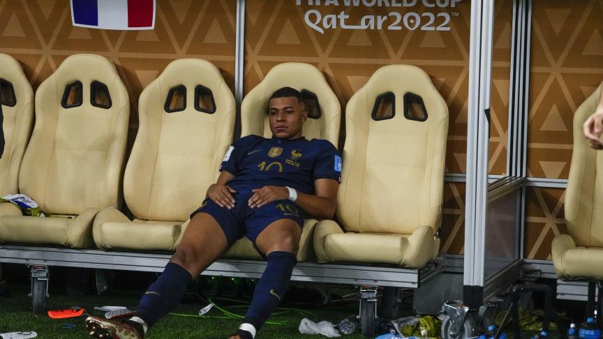 Kylian Mbappé assis sur le banc à la fin du match de la finale de la Coupe du monde de football au stade Lusail, au Qatar, dimanche 18 décembre 2022.