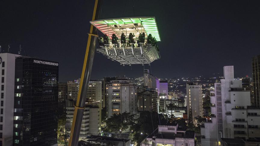 Des personnes dînent dans les airs au restaurant Altum à Caracas, au Venezuela, le jeudi 22 décembre 2022.