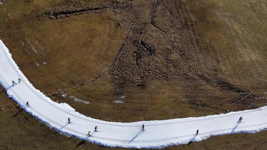 Les gens skient sur une piste de ski de fond à Ramsau, en Autriche.