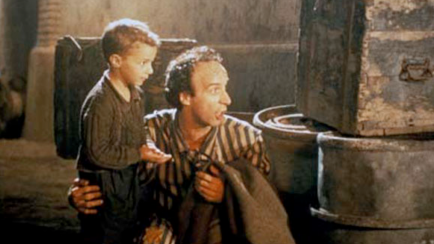 Déporté avec son fils, Guido (Roberto Benigni) tente de lui cacher la réalité des camps.