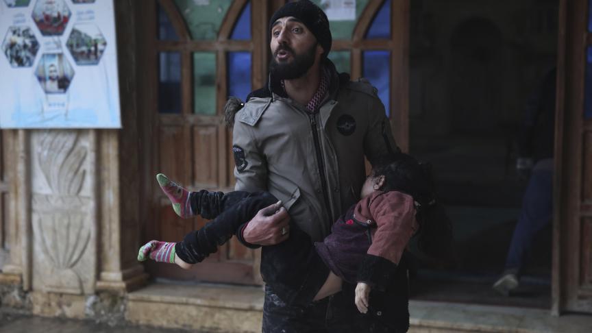 Un Syrien transporte une jeune fille morte, dans la ville d'Azmarin, dans la province d'Idlib, au nord de la Syrie, après le fort séisme qui a touché la région.