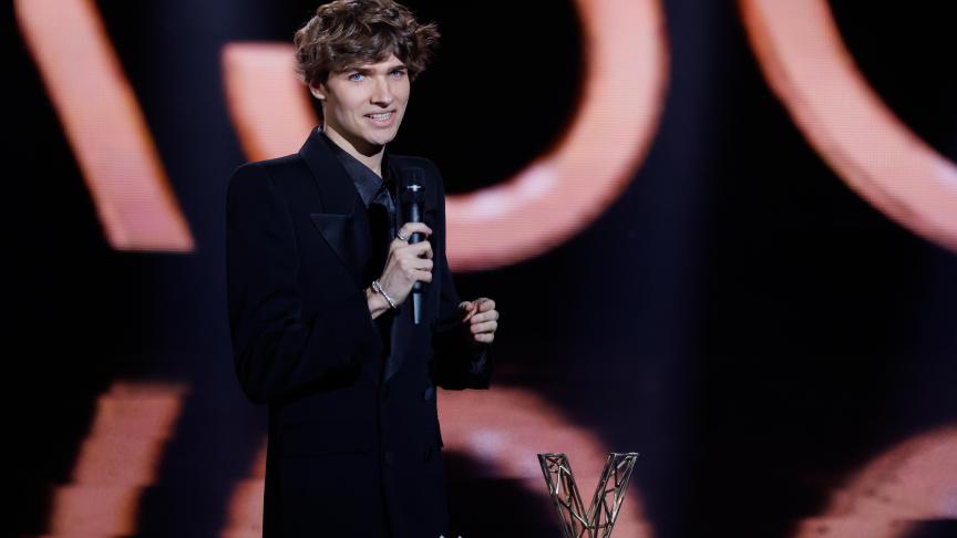 Pierre de Maere remporte la Victoire de la récéléation de l'année à la 38ème édition des Victoires de la Musique.