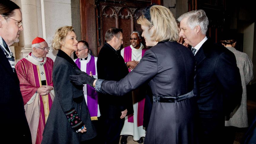 La reine Mathilde très chaleureuse avec la princesse Delphine et son mari à Laeken.