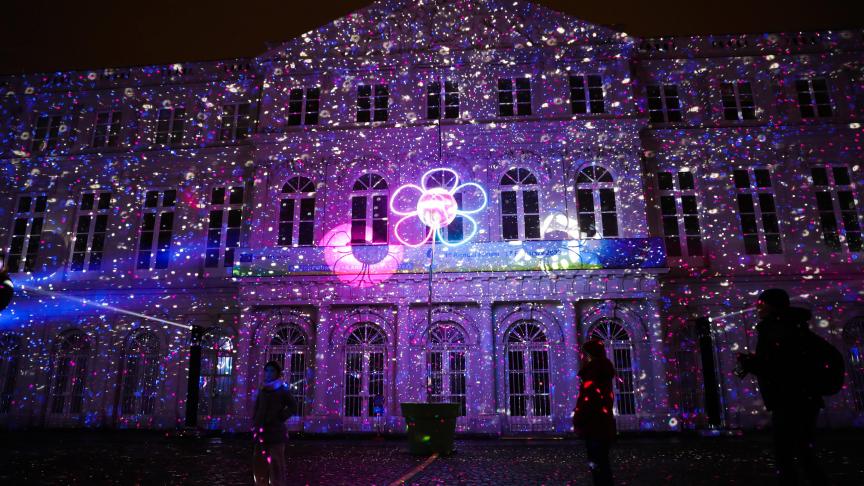 Des personnes admirant les illuminations du Bright Festival, le festival de lumière de Bruxelles.
