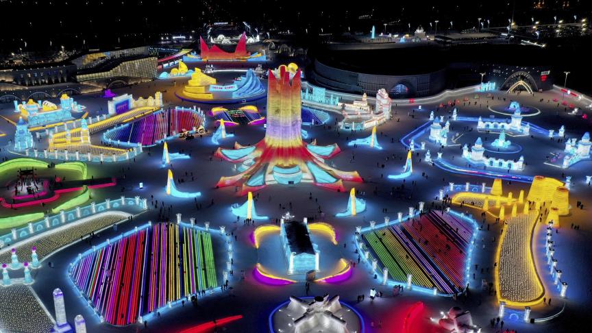 Une photo aérienne montre la vue nocturne du monde de la glace et de la neige dans la ville de Harbin, dans la province du Heilongjiang, en Chine.
