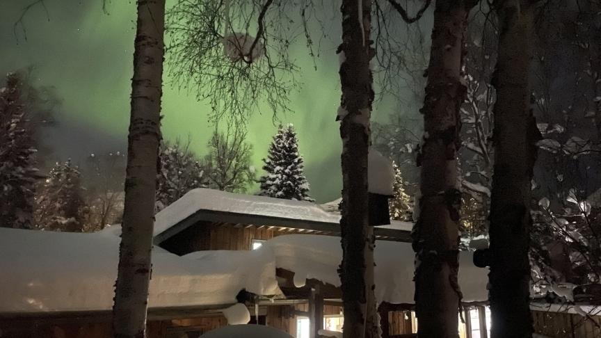 Des aurores boréales sont visibles au-dessus d'Anchorage, en Alaska.