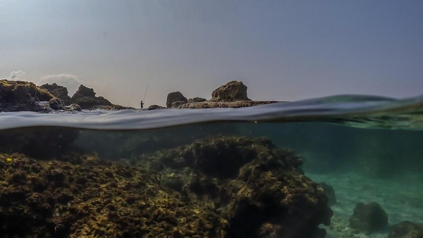 Un pêcheur lance sa ligne dans la mer Méditerranée dans la réserve marine et naturelle de Gador à Hadera.