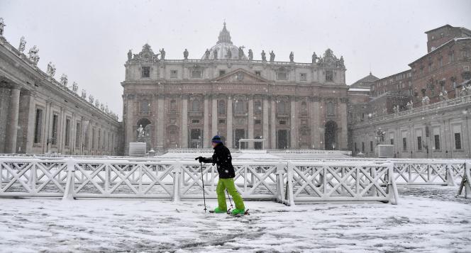 Un skieur glisse sur le manteau de neige qui recouvre le Vatican.